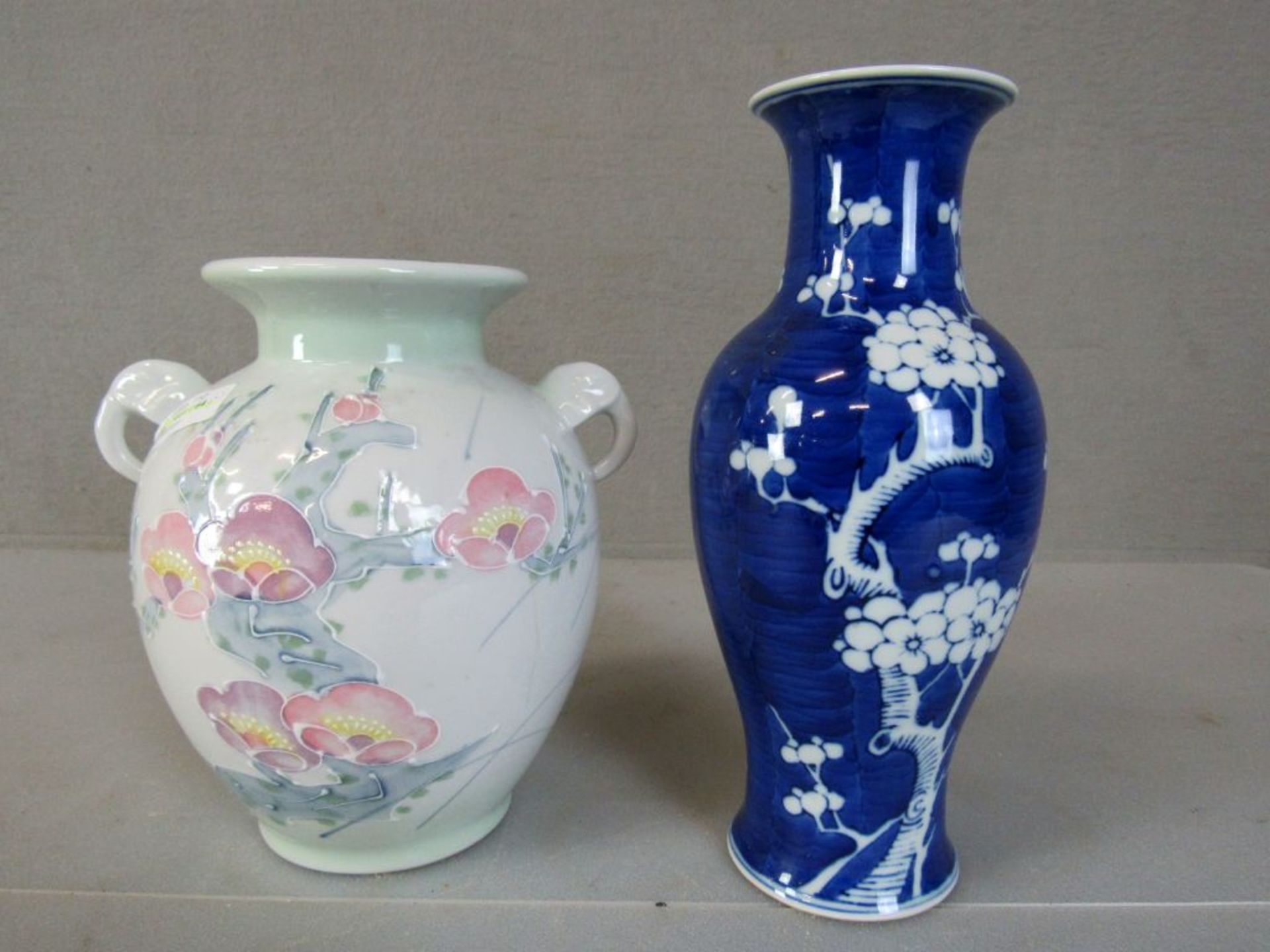 Zwei asiatische Vasen 21cm und