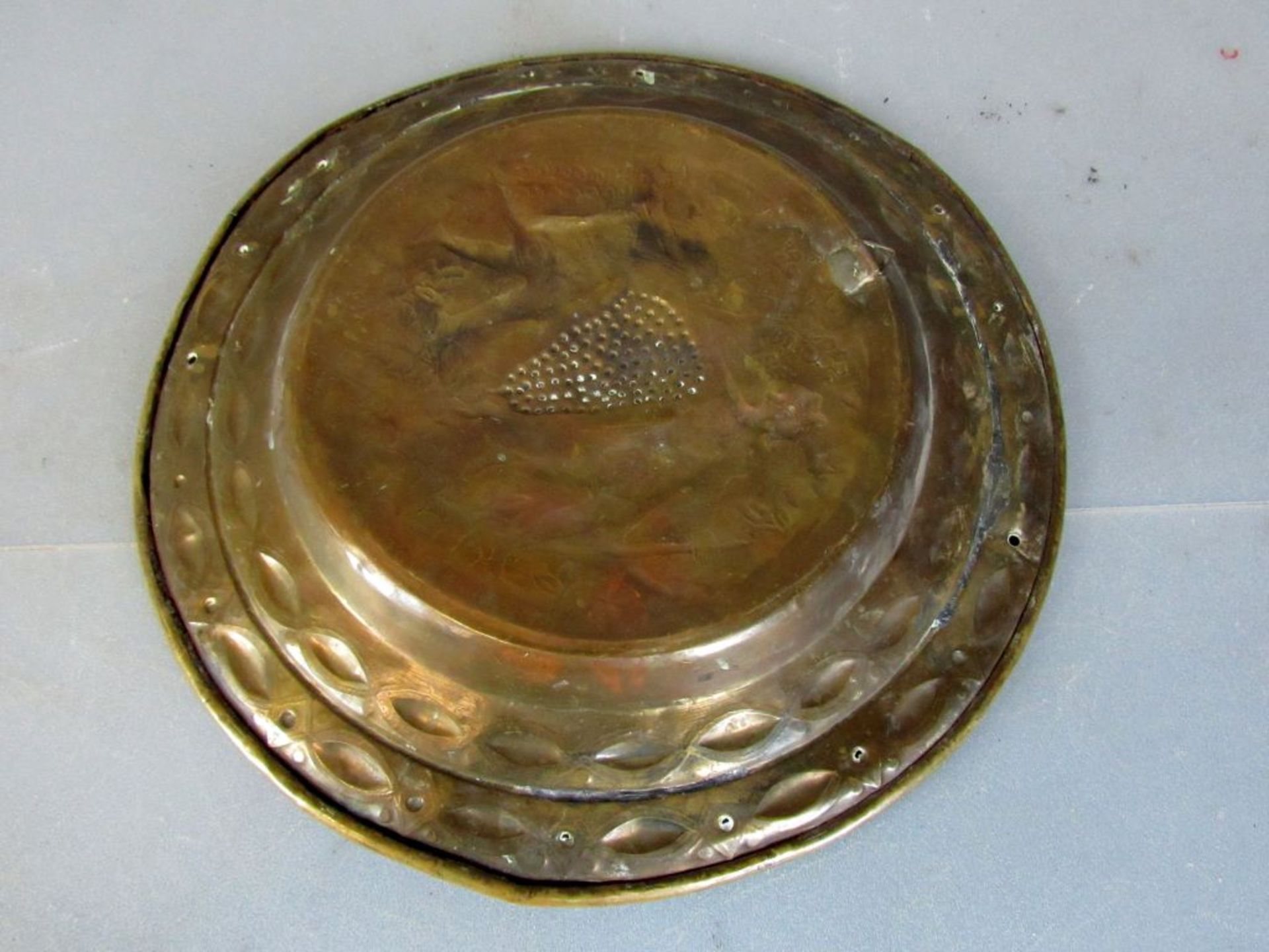 Antiker handgetriebener Teller Messing - Bild 7 aus 7