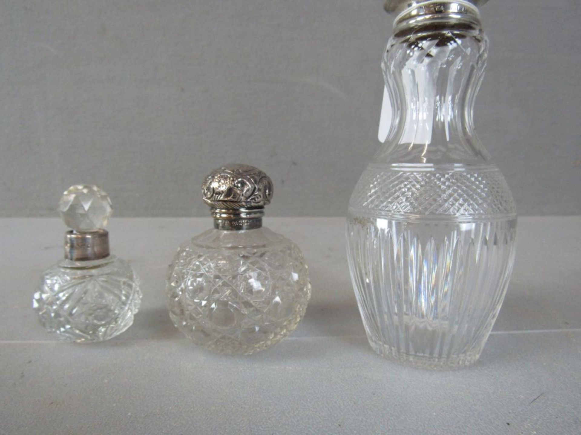 Drei Glasflakons mit Silbermontur - Image 7 of 7