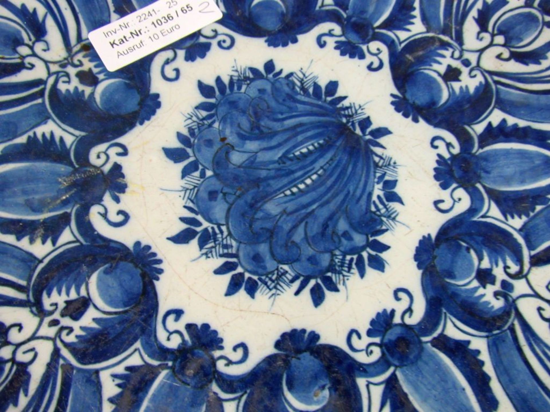Zwei antike Keramikteller blau/weiß - Image 7 of 10
