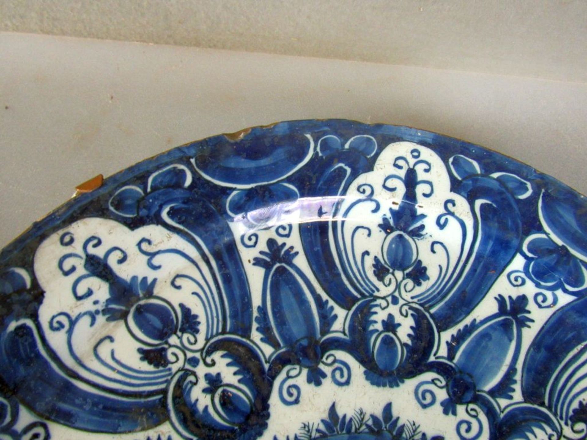 Zwei antike Keramikteller blau/weiß - Image 4 of 10