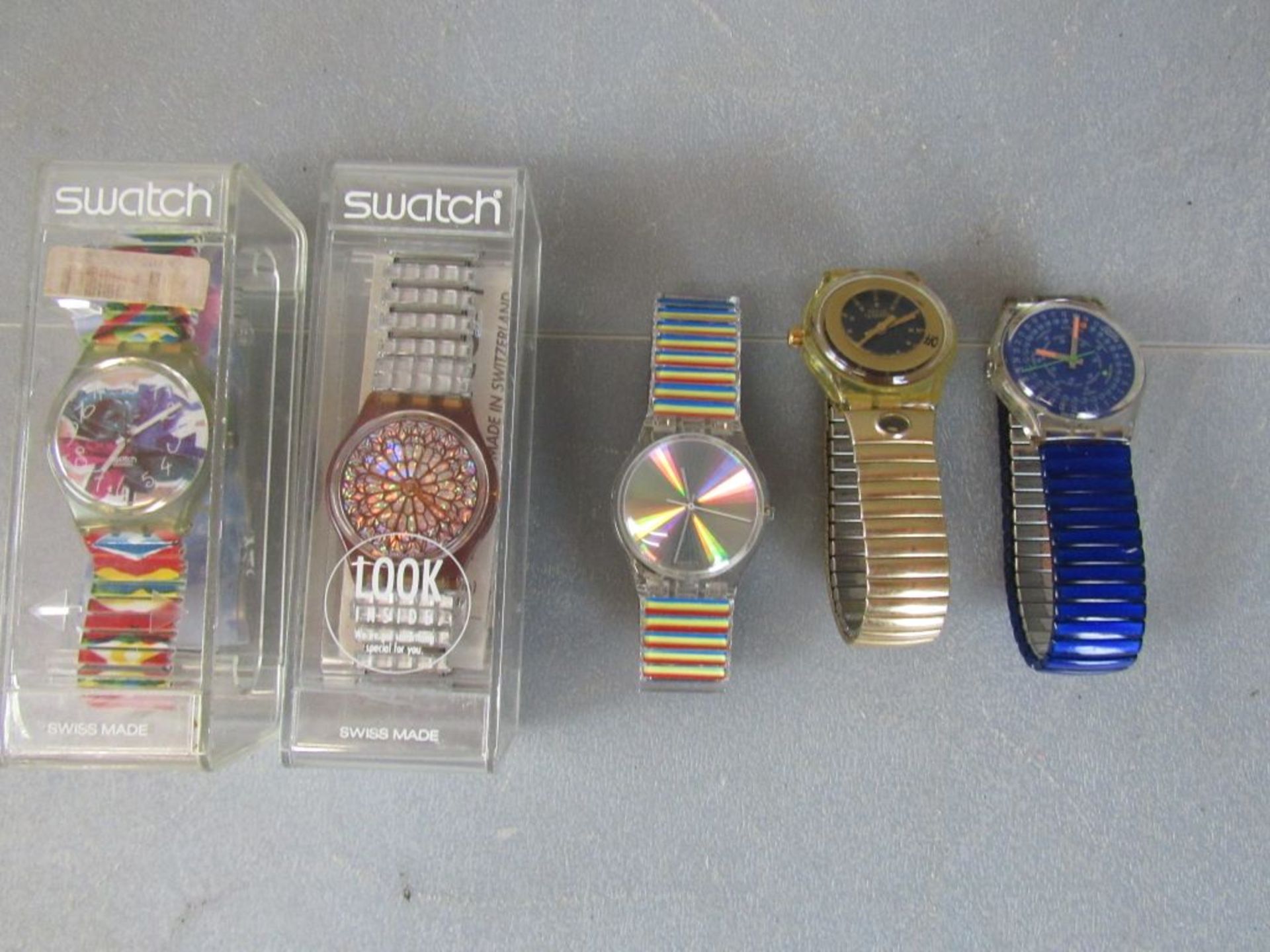 5 Swatch-Uhren teilweise