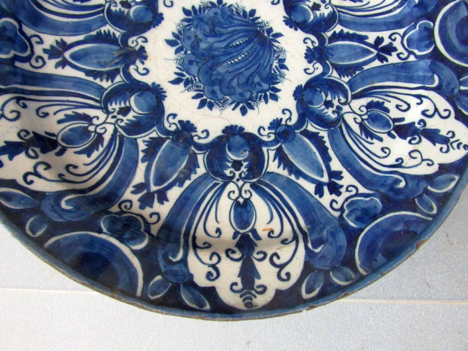 Zwei antike Keramikteller blau/weiß - Image 5 of 10