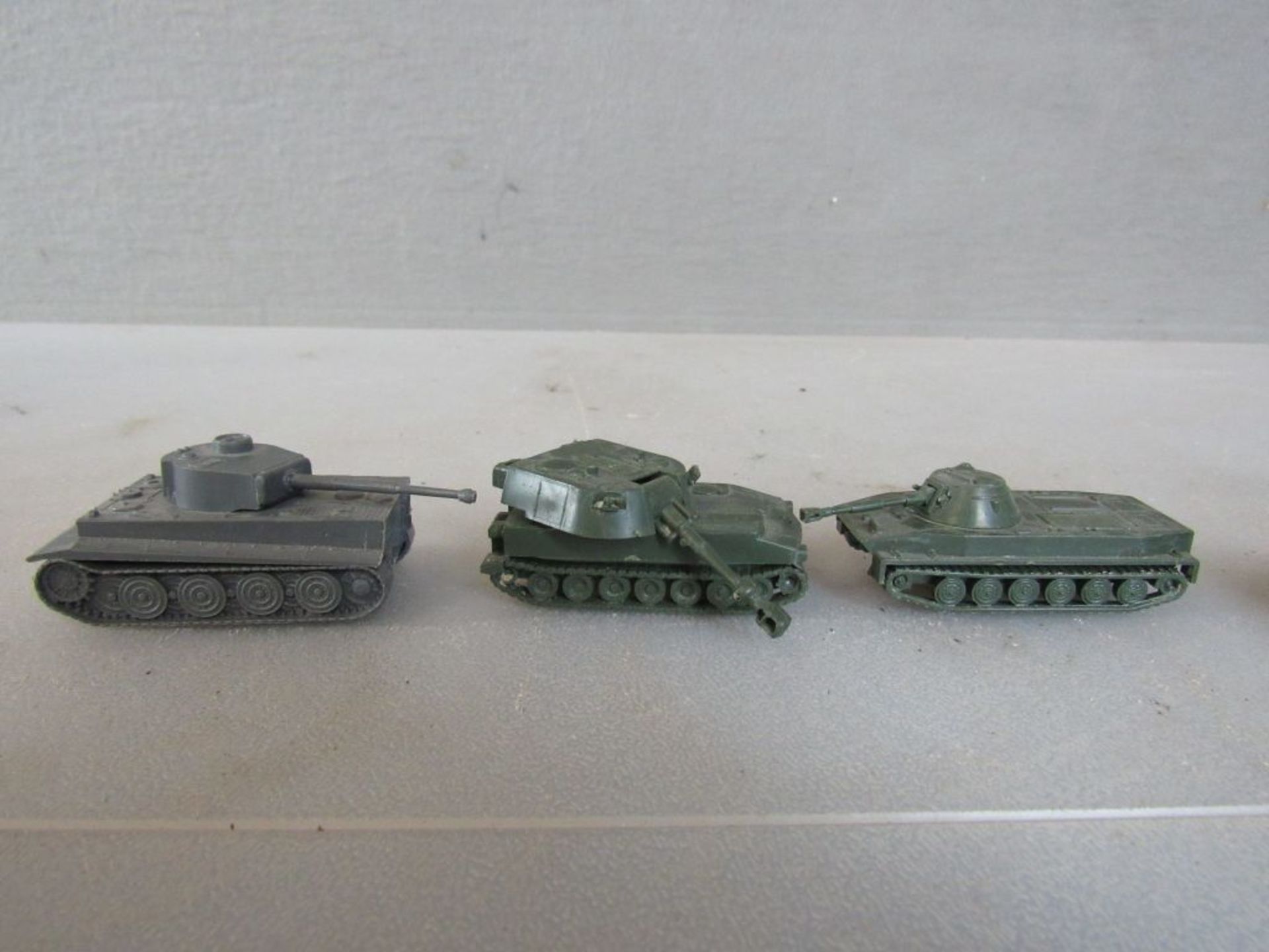 Spielzeug Modelle Panzer Schiffe usw. - Image 8 of 8