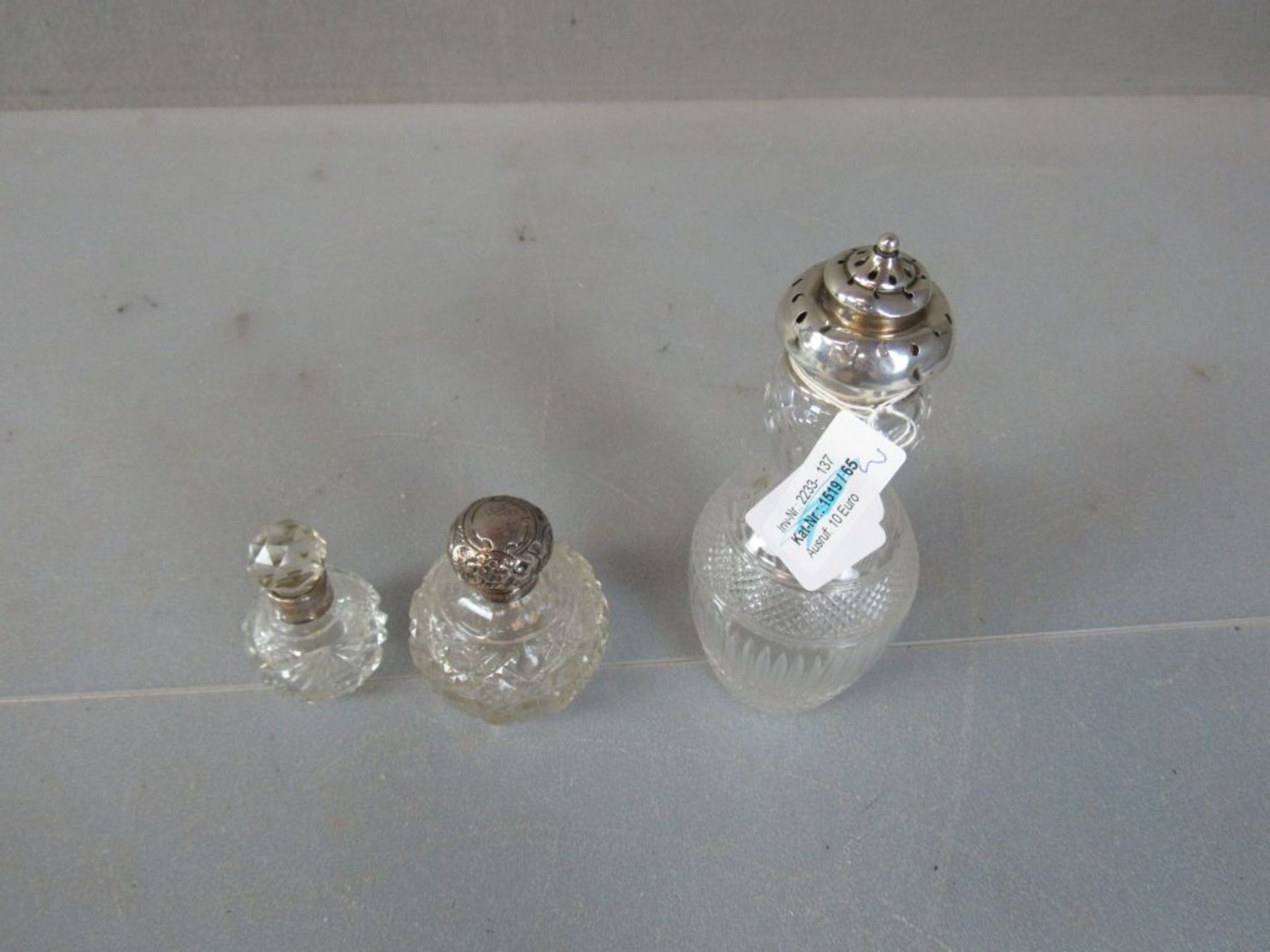 Drei Glasflakons mit Silbermontur - Image 2 of 7