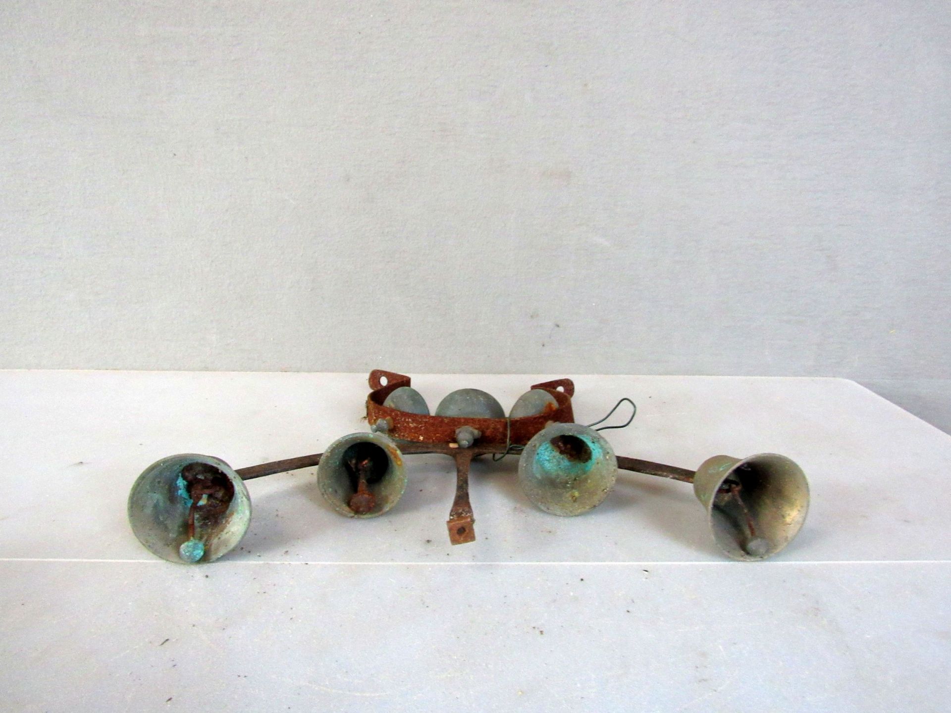 Zwei SÃ¤tze Glocken fÃ¼r KÃ¼he 1x 22cm 1x - Image 2 of 7