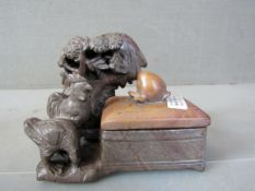 Asiatische Deckeldose mit Federvieh