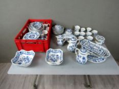 Umfangreiches Service Zwiebelmuster