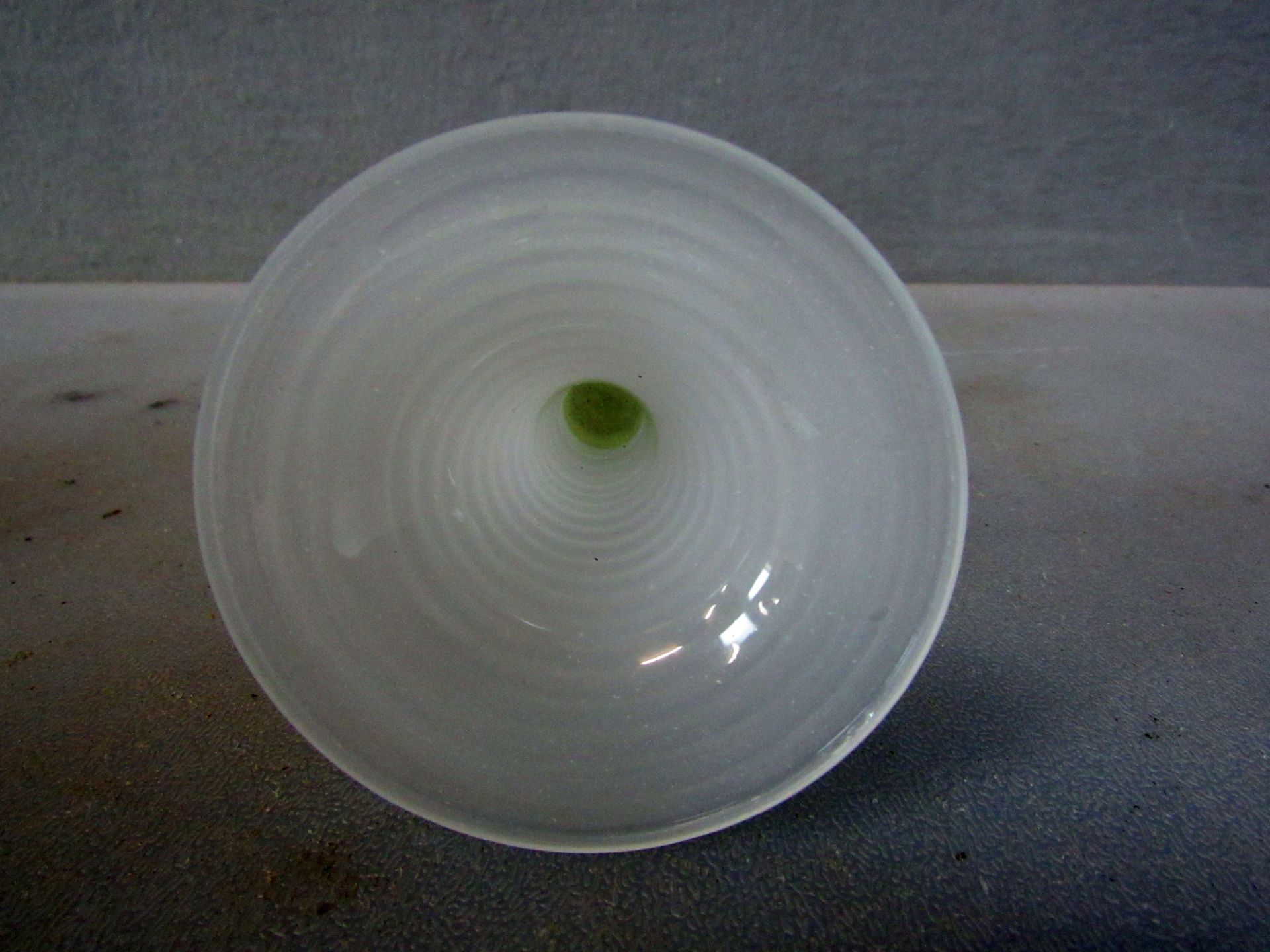 Uranglas RÃ¶mer 14cm FuÃŸ aus Milchglas - Image 5 of 5