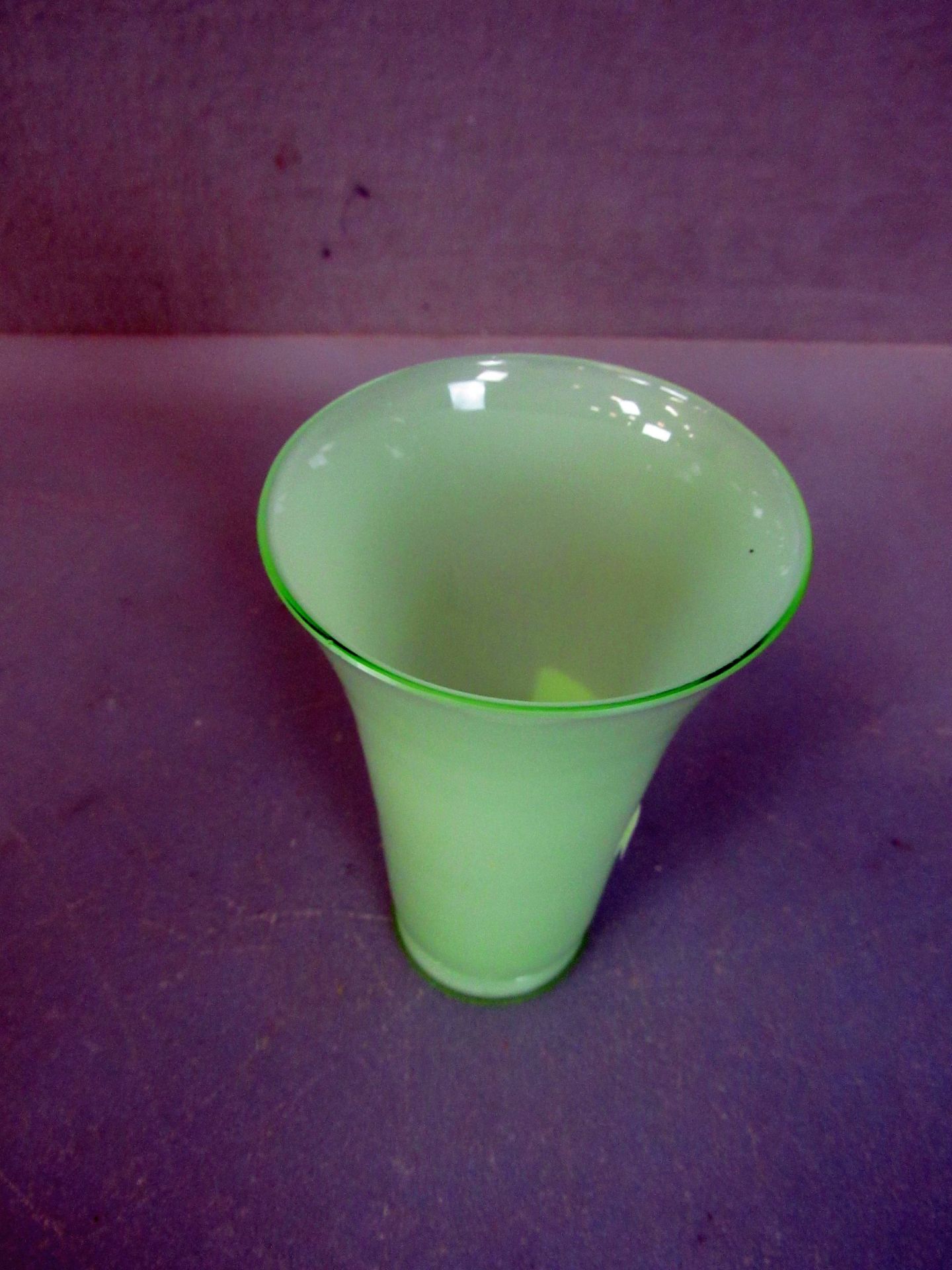 Kleine Vase oparkes Uranglas - Image 2 of 5