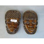 Zwei Wandmasken Reliefs Bein
