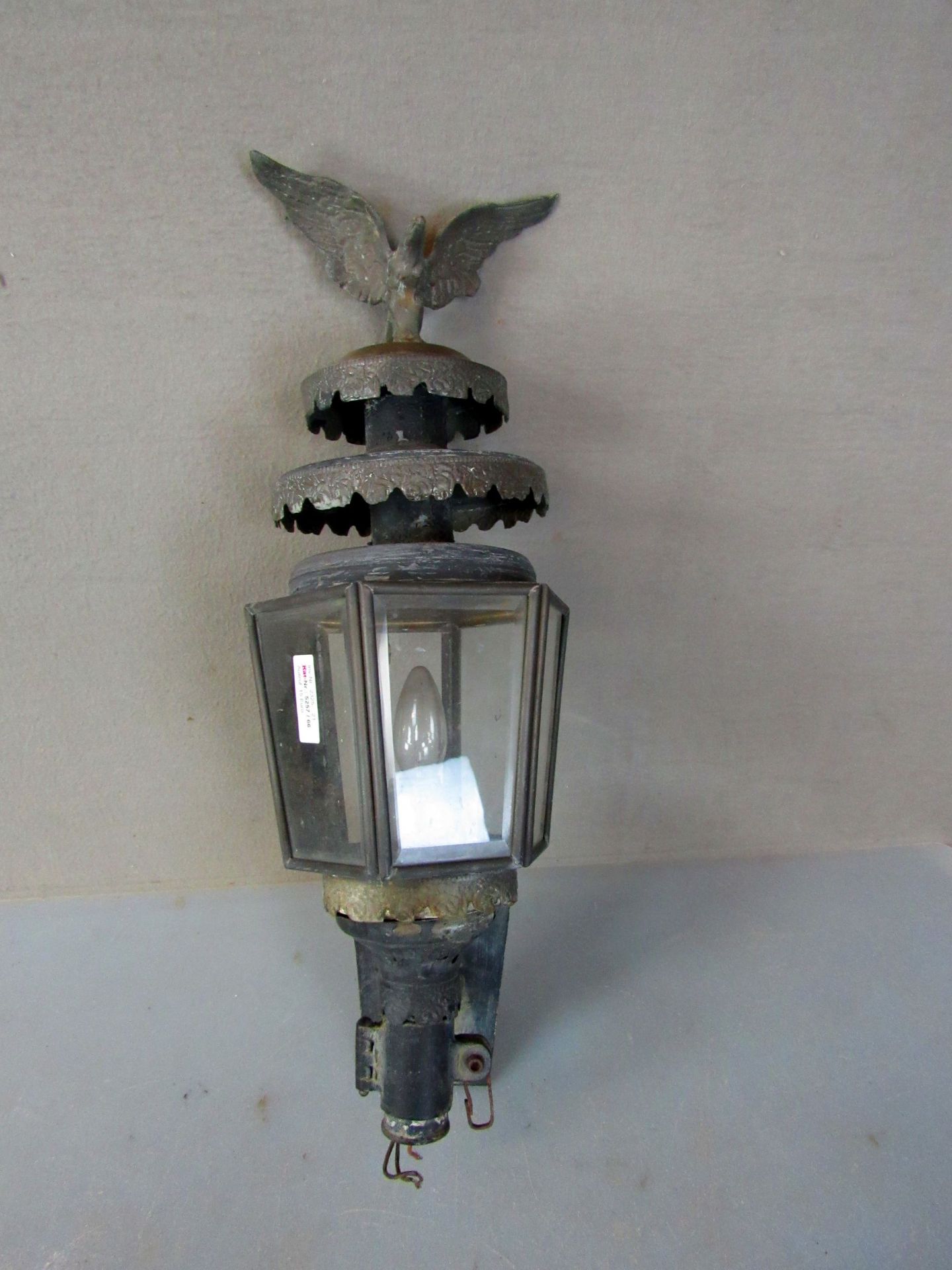 Wandlampe aus antiker Kutscherlampe
