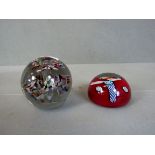 2 Paperweights Briefbeschwerer Glas