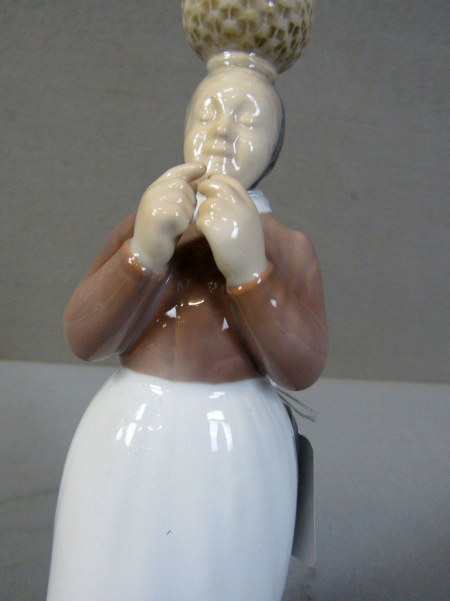 Figurine. Porzellanfigur von Bing und - Bild 4 aus 10