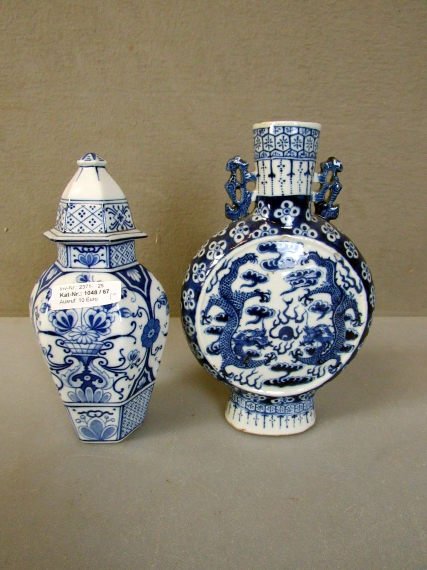 Zwei asiatische Porzellan Vasen 25cm