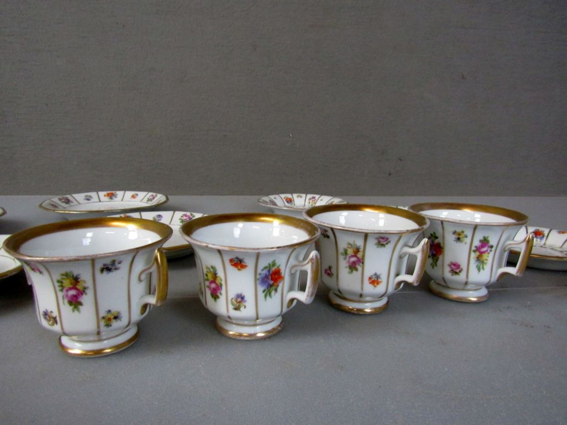 Vier antike Tassen mit Untertassen und - Bild 9 aus 10