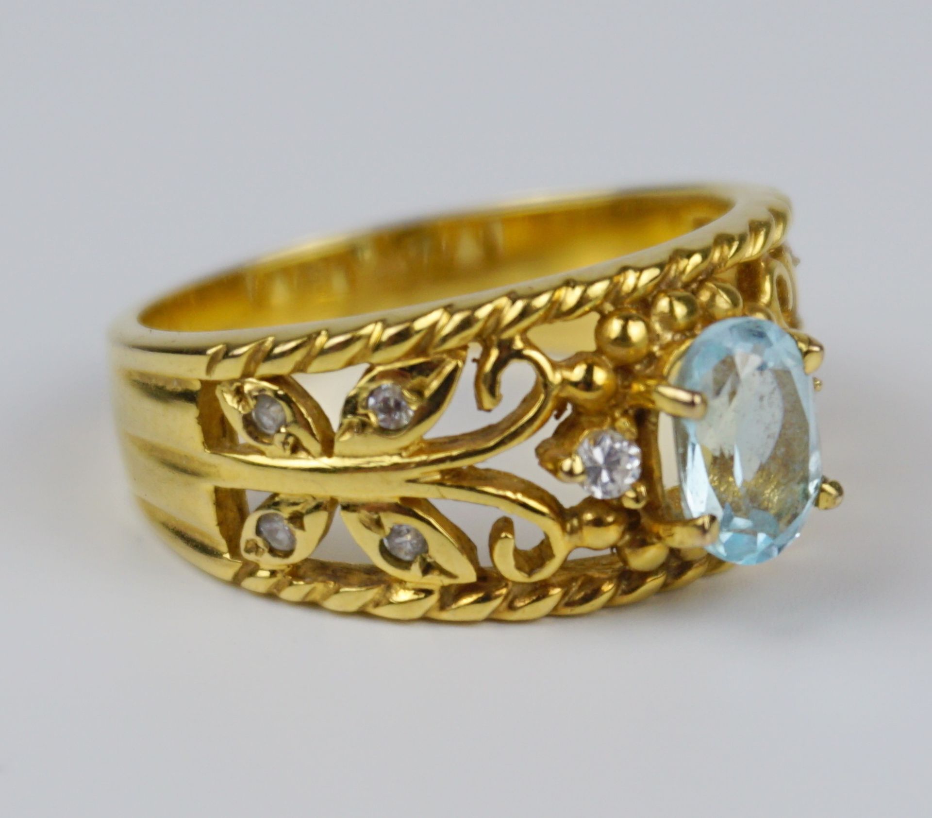 Ring mit aquamarinblauem Stein in floraler Durchbruchfassung, 333er Gold, Gew.5,51g - Bild 2 aus 2