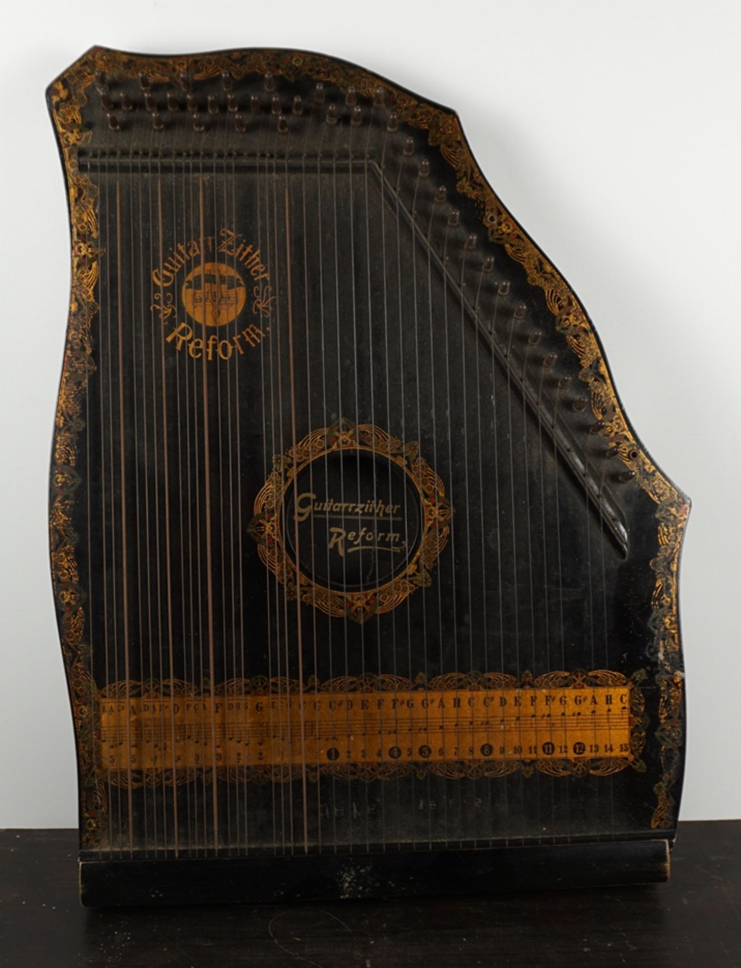 Gitarrenzither „Reform”, dabei diverse Notenblätter, in Original-Holzkiste, ca. um 1900 - Image 2 of 2