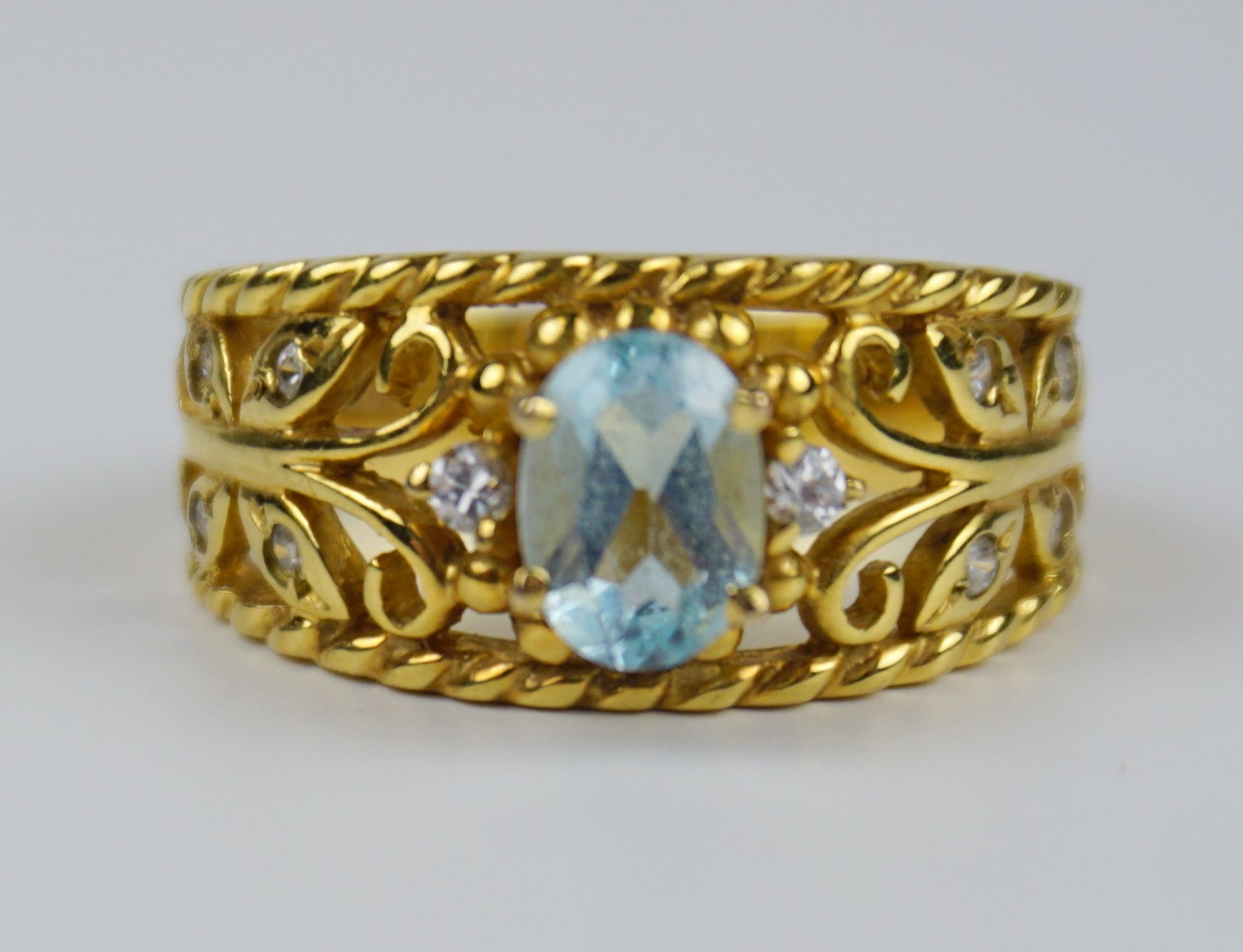 Ring mit aquamarinblauem Stein in floraler Durchbruchfassung, 333er Gold, Gew.5,51g