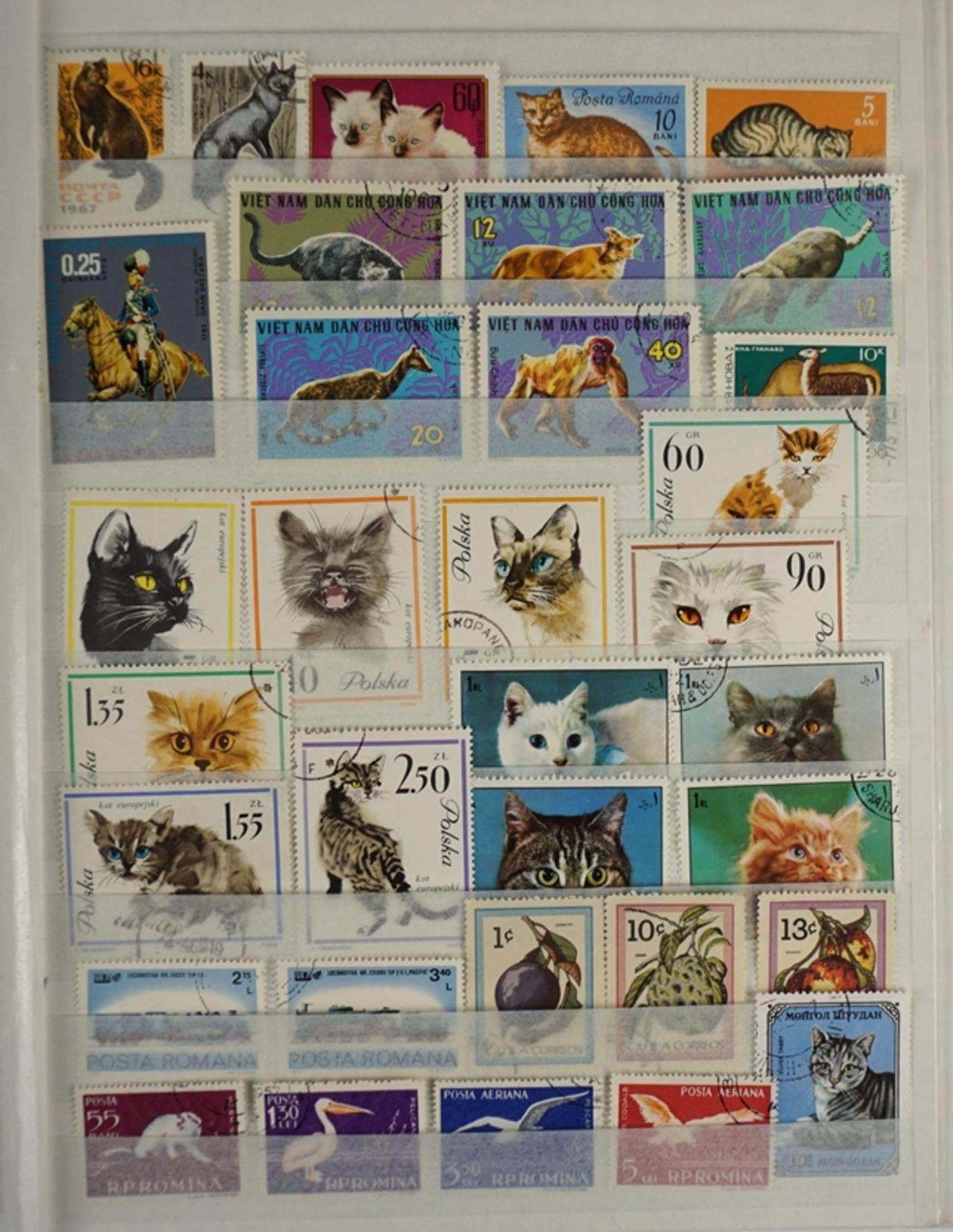 Sammlung von ca. 2.300 Briefmarken alle Welt, unterschiedliche Motive, im Steckalbum