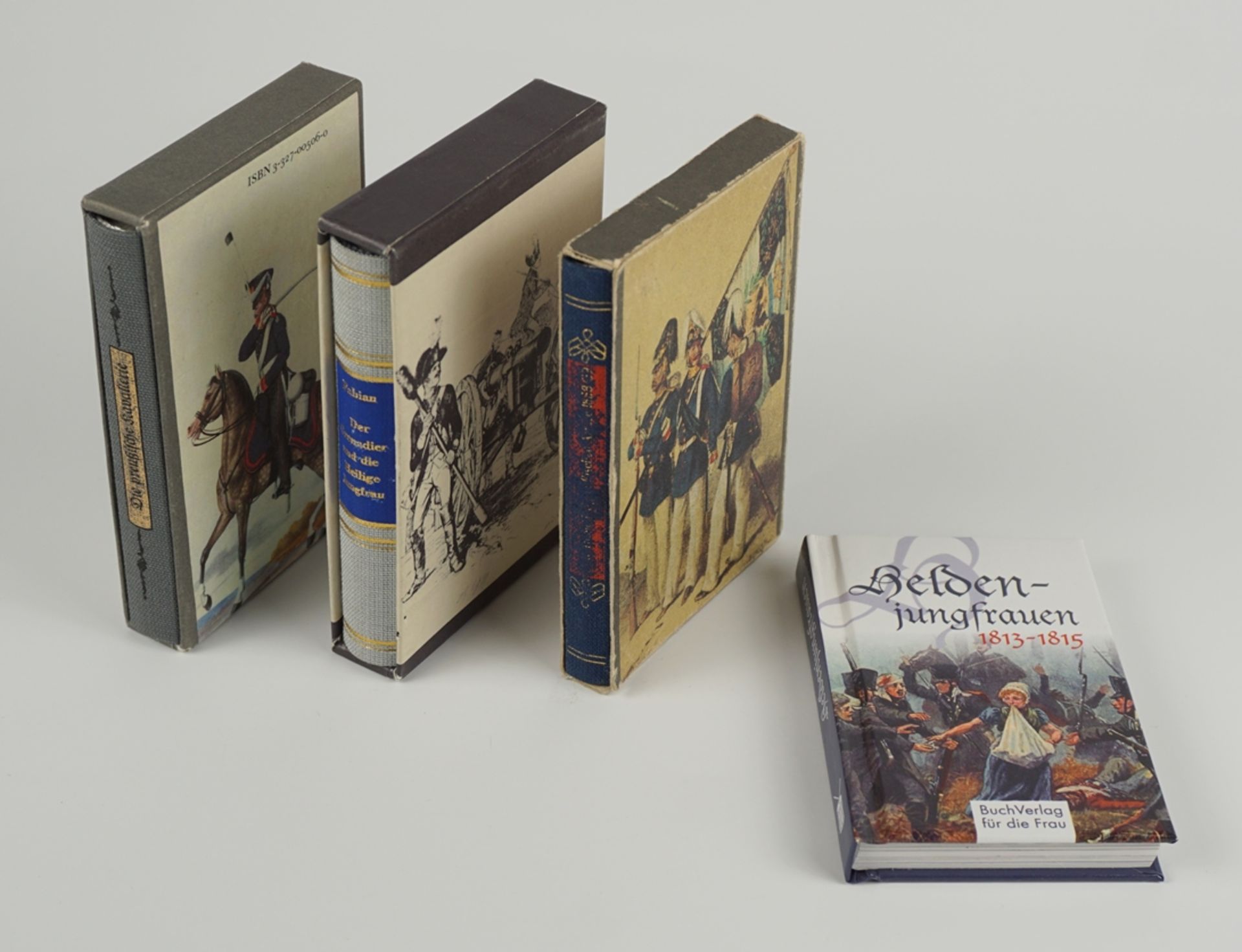 4 militärische Miniaturbücher, überwiegend DDR