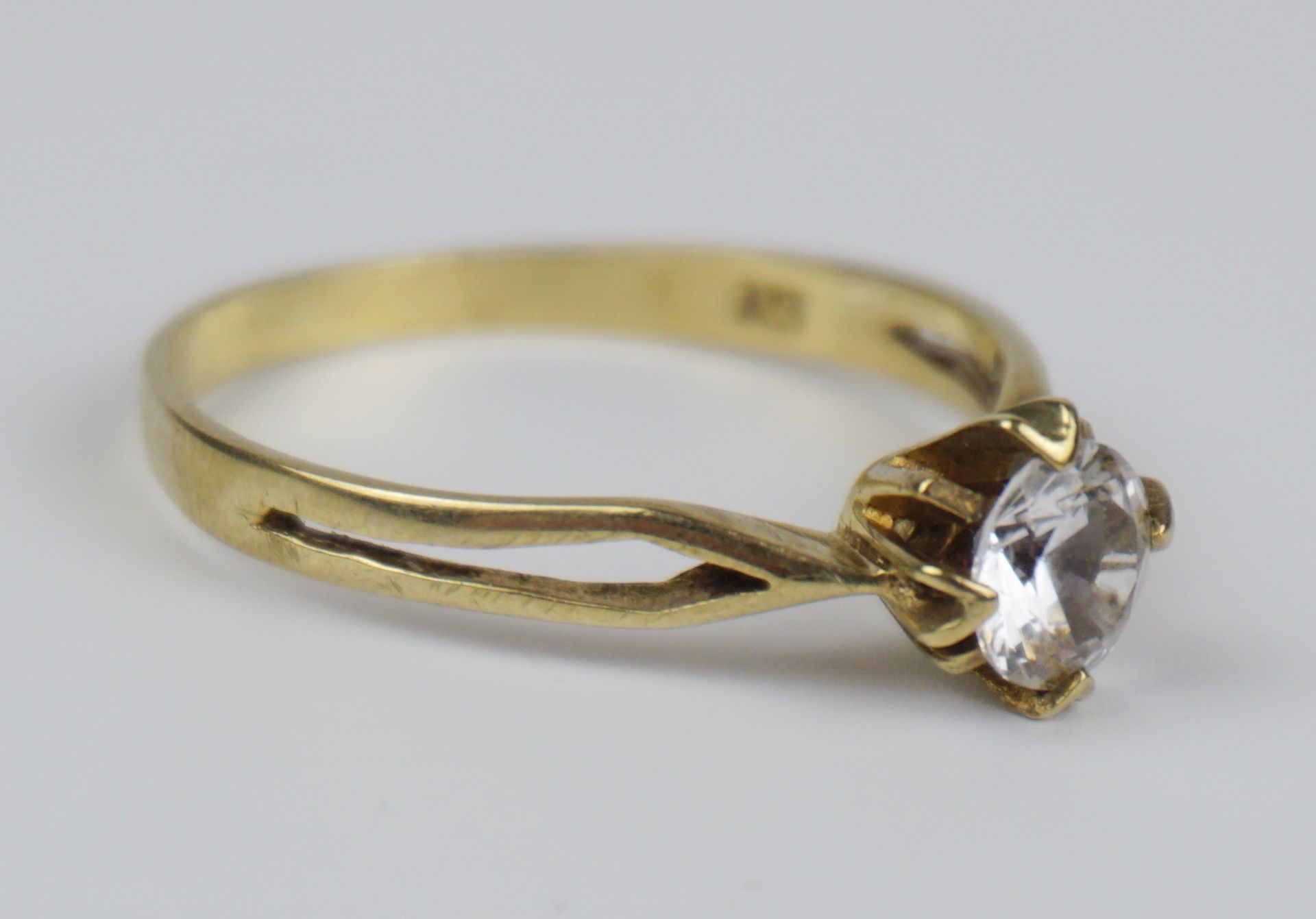 Ring mit Zirkonia in Krappenfassung, 333er Gold, Gew.1,79g - Bild 2 aus 2