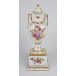 Deckelvase mit polychromer Handmalerei, wohl Dresden, um 1890