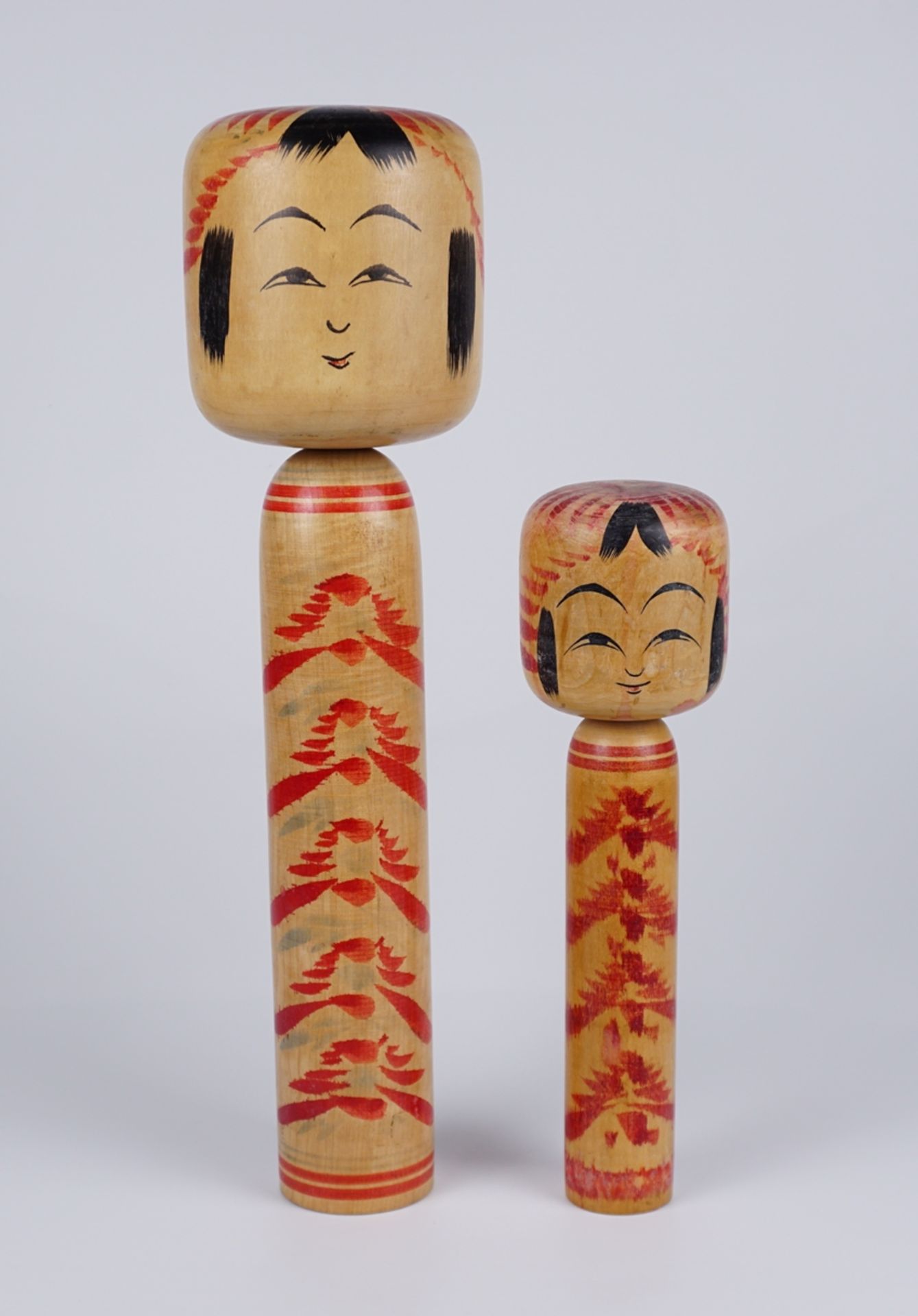 3 Kokeshi-Steckpuppen im Matrjoschka-Stil und 3 große Kokeshi-Puppen, Japan, 2.Hälfte 20.Jh. - Image 3 of 8
