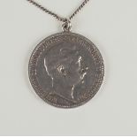 Kette mit Münzanhänger 3 Mark 1911, Wilhelm II., Preussen, 900er Silber an 835er Silberkette