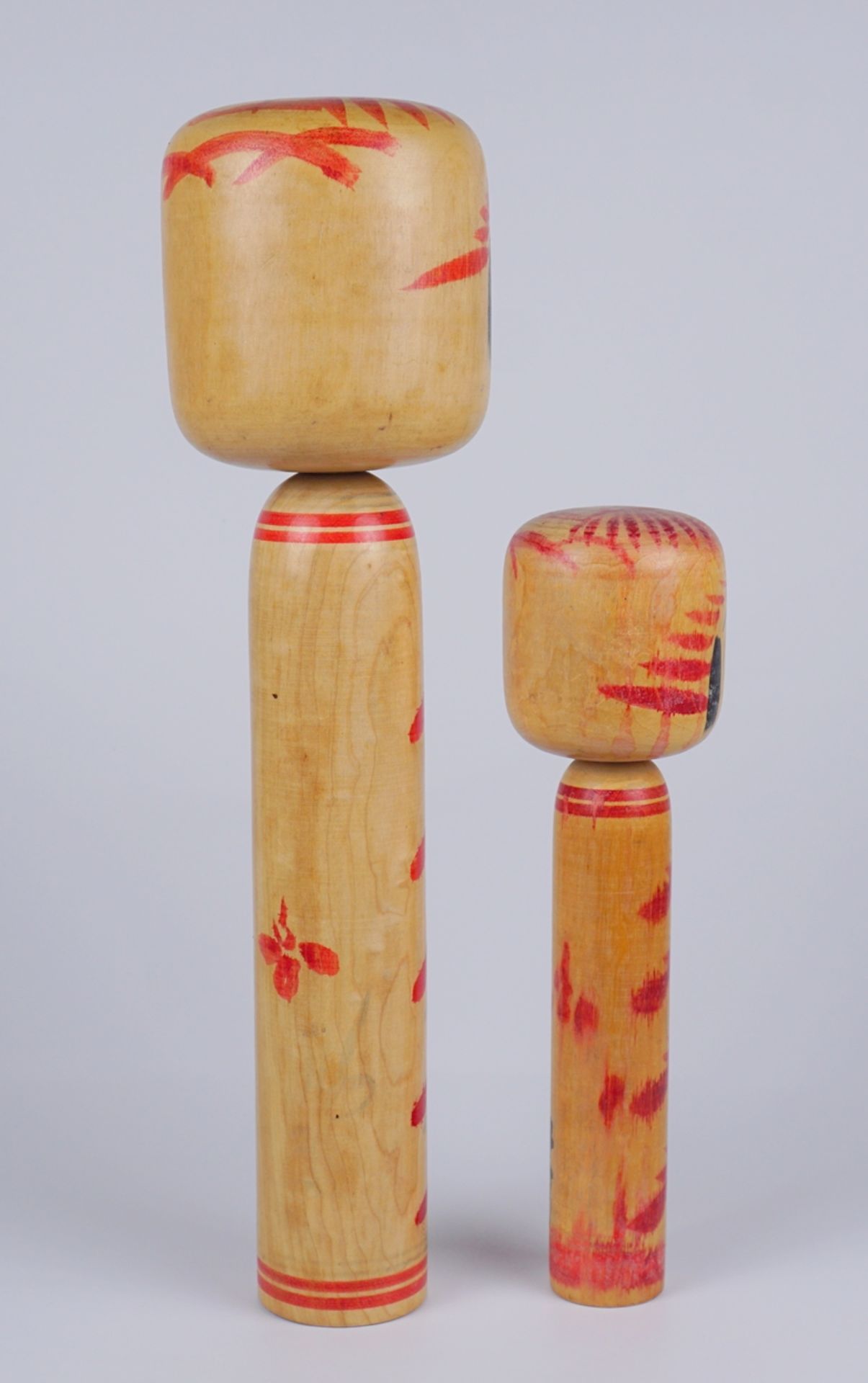 3 Kokeshi-Steckpuppen im Matrjoschka-Stil und 3 große Kokeshi-Puppen, Japan, 2.Hälfte 20.Jh. - Image 5 of 8