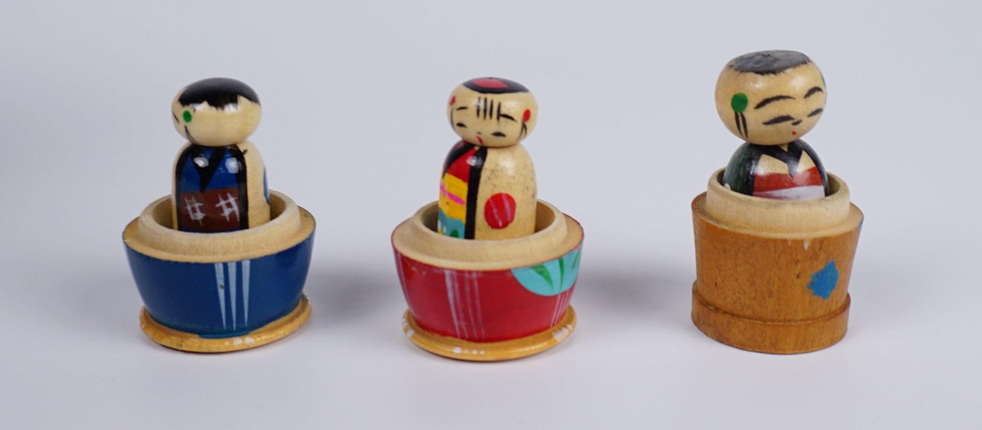 3 Kokeshi-Steckpuppen im Matrjoschka-Stil und 3 große Kokeshi-Puppen, Japan, 2.Hälfte 20.Jh. - Image 2 of 8