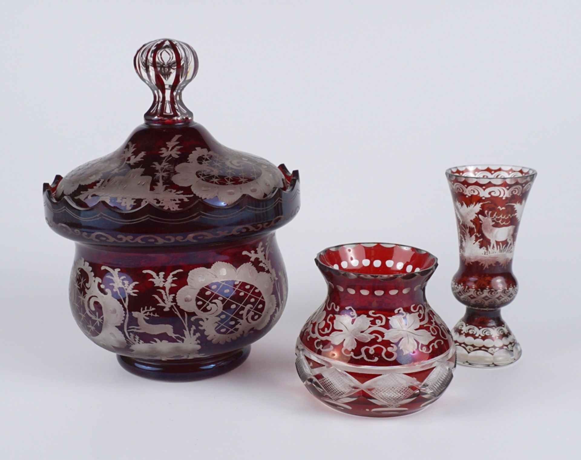 Deckeldose und 2 kleine Vasen, rot überfangen, Mattschliff, Böhmen, um 1920/1930