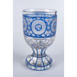 Pokalglas mit Weinlaubgravur im Mattschliff auf blauem Band, 19.Jh.