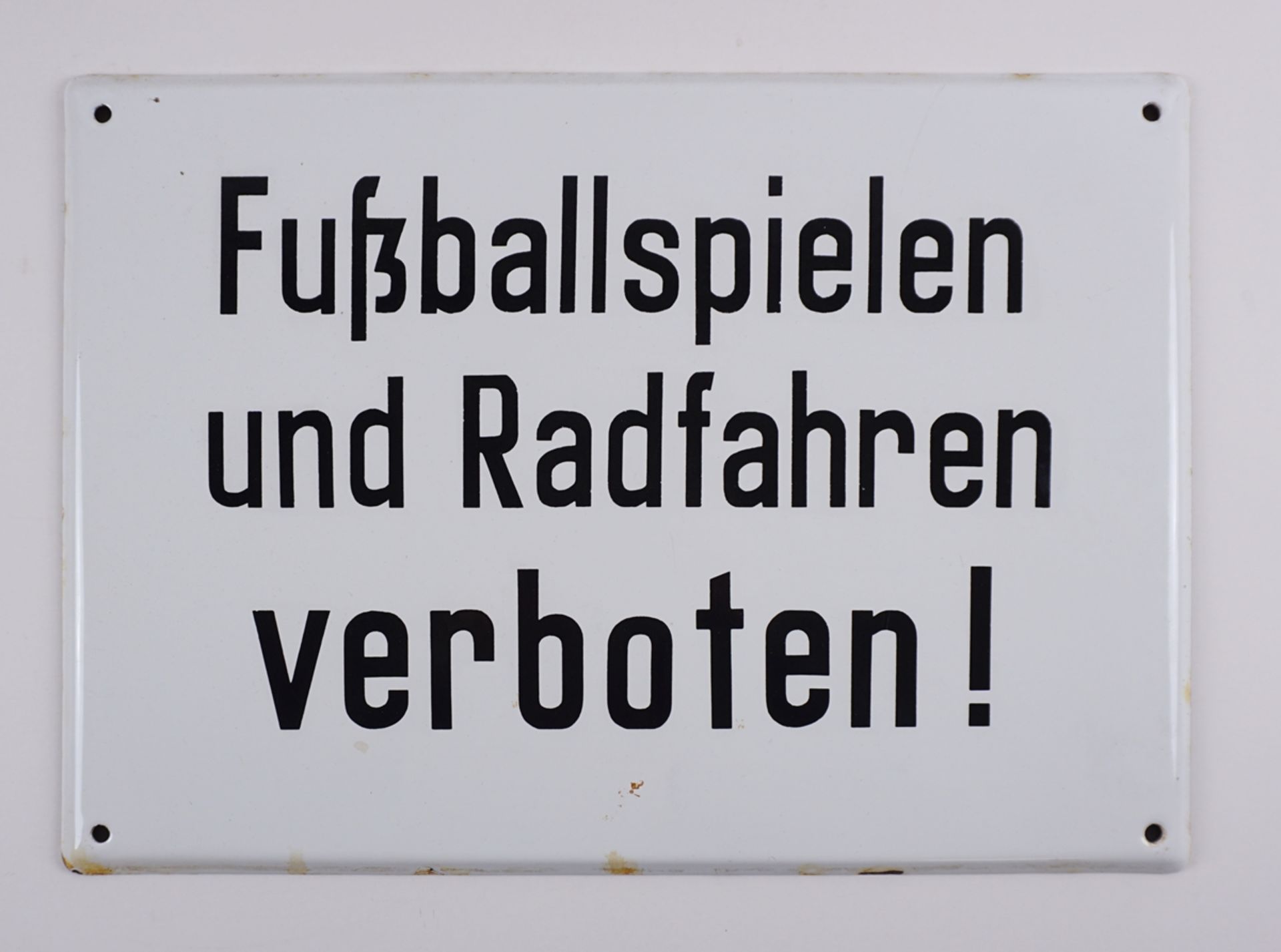 Emaille-Warnschild "Fußballspielen und Radfahren verboten !", 2.Hälfte 20.Jh.