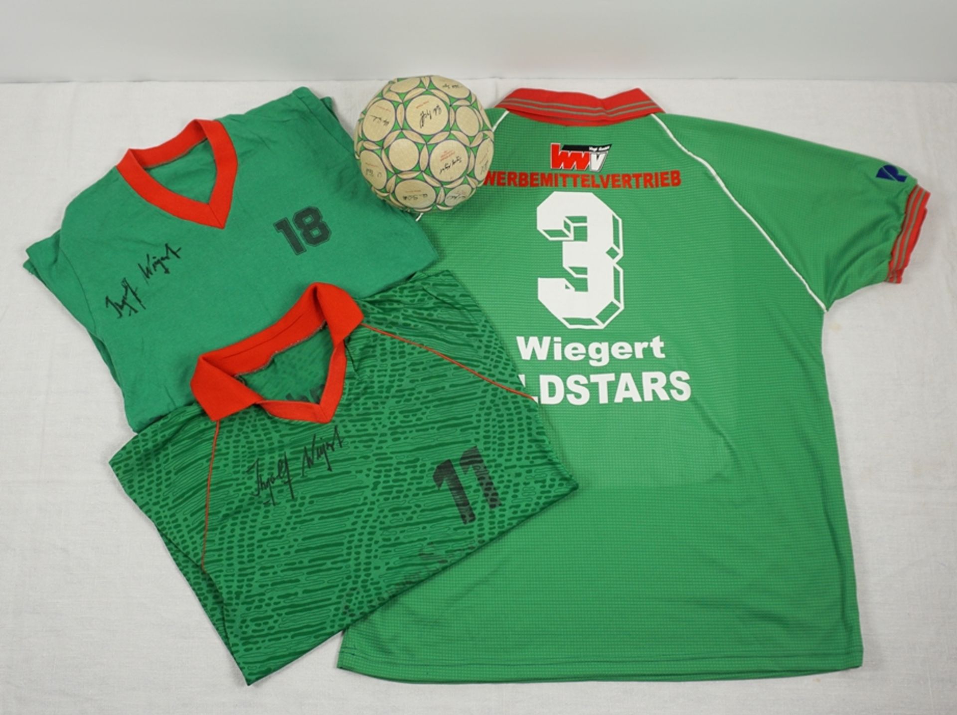 3 Handball-Shirts von Ingolf Wiegert, davon 2x handsigniert und Ball vom SCM