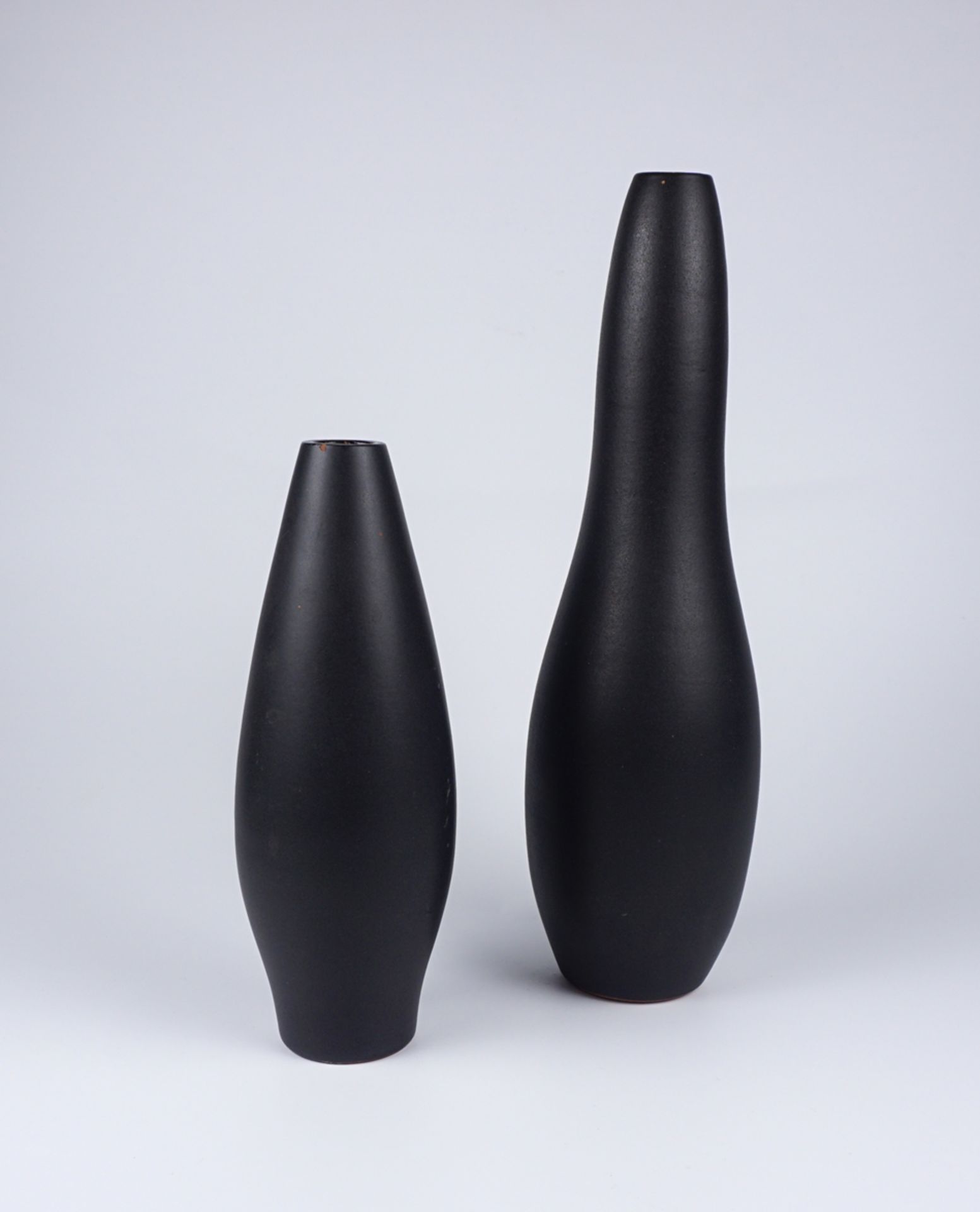 2 schwarze Keramikvasen, 1950er/1960er Jahre, DDR