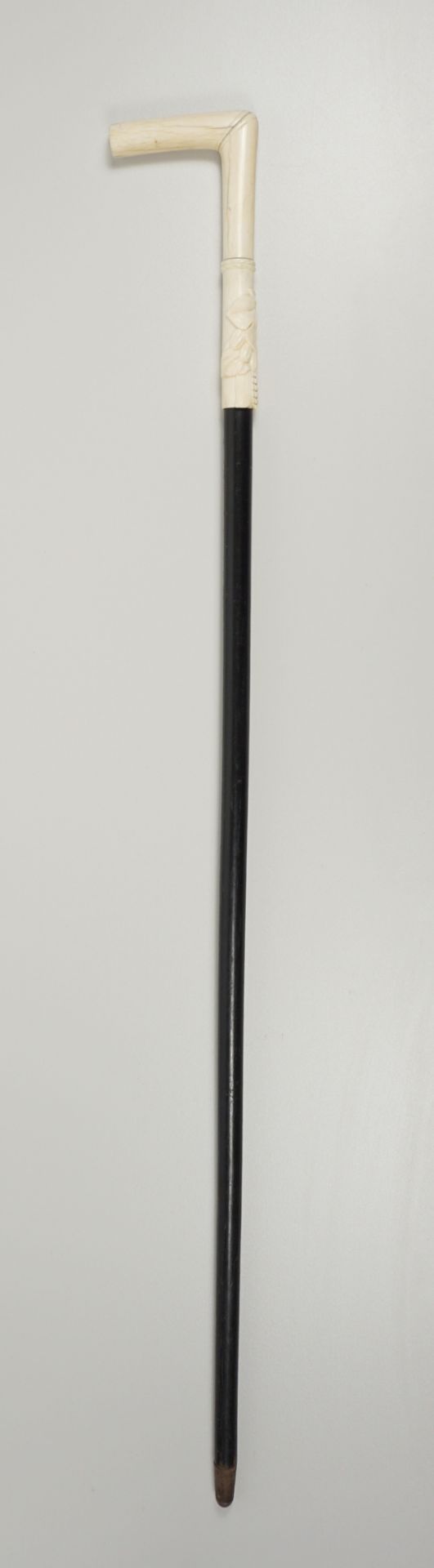 Gehstock mit Griff aus Bein mit Früchterelief, um 1920 - Image 2 of 2