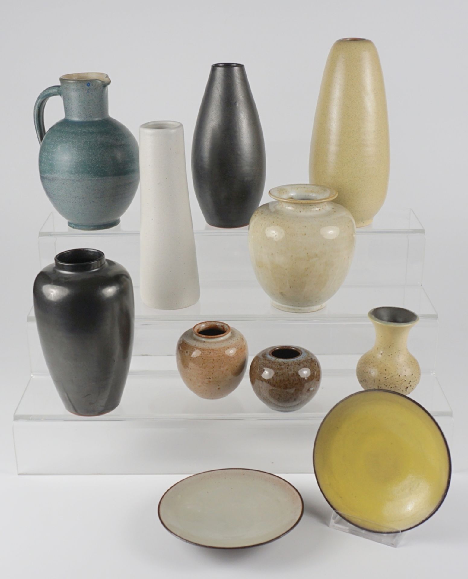 9 Vasen und 2 Tellerchen, Studiokeramik, überwiegend DDR