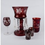 großer Kelch mit Abhängungen und 4 verschiedene Gläser, rubinrot überfangen, Böhmen, 2.Hälfte 20.Jh