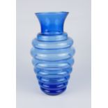 Vase aus Blauglas mit horizontal gerippter Wandung