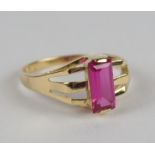 Ring mit rubinrotem Stein, 585er Gold