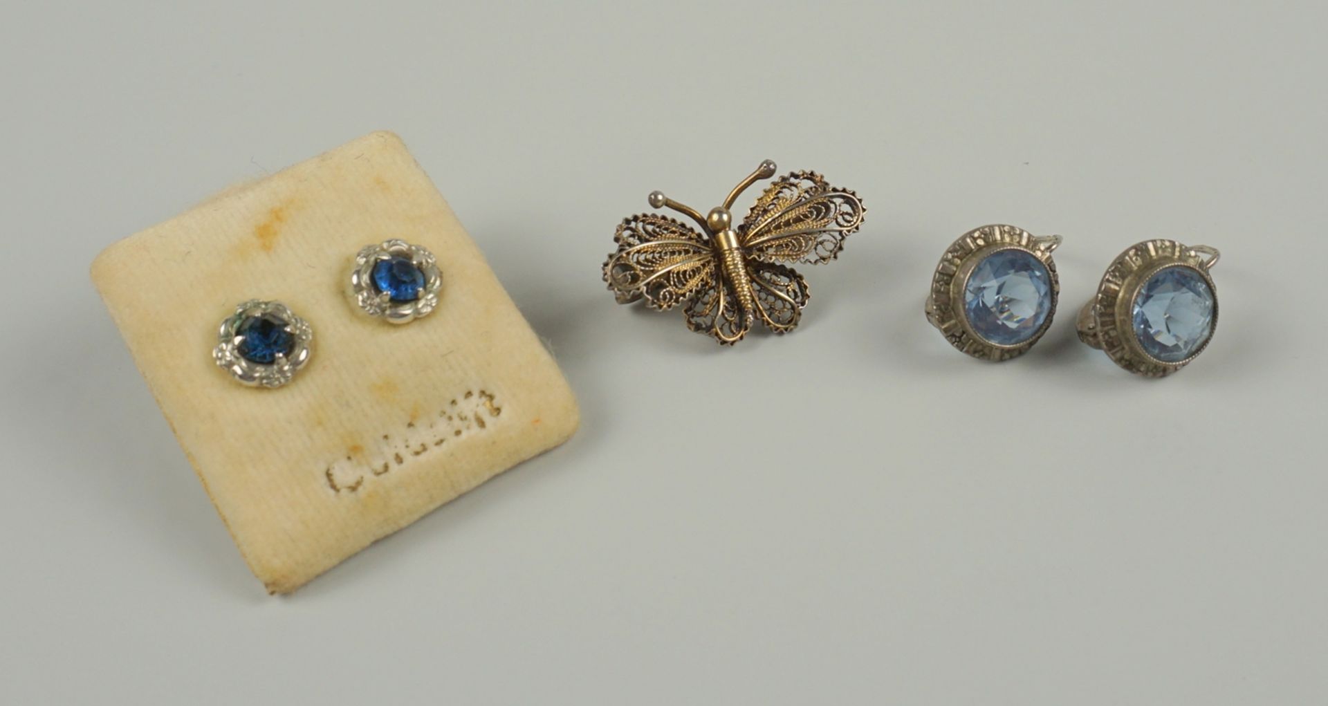 kleine Filigranbrosche "Schmetterling", 2 Paar Ohrstecker mit blauen Steinen, Silber