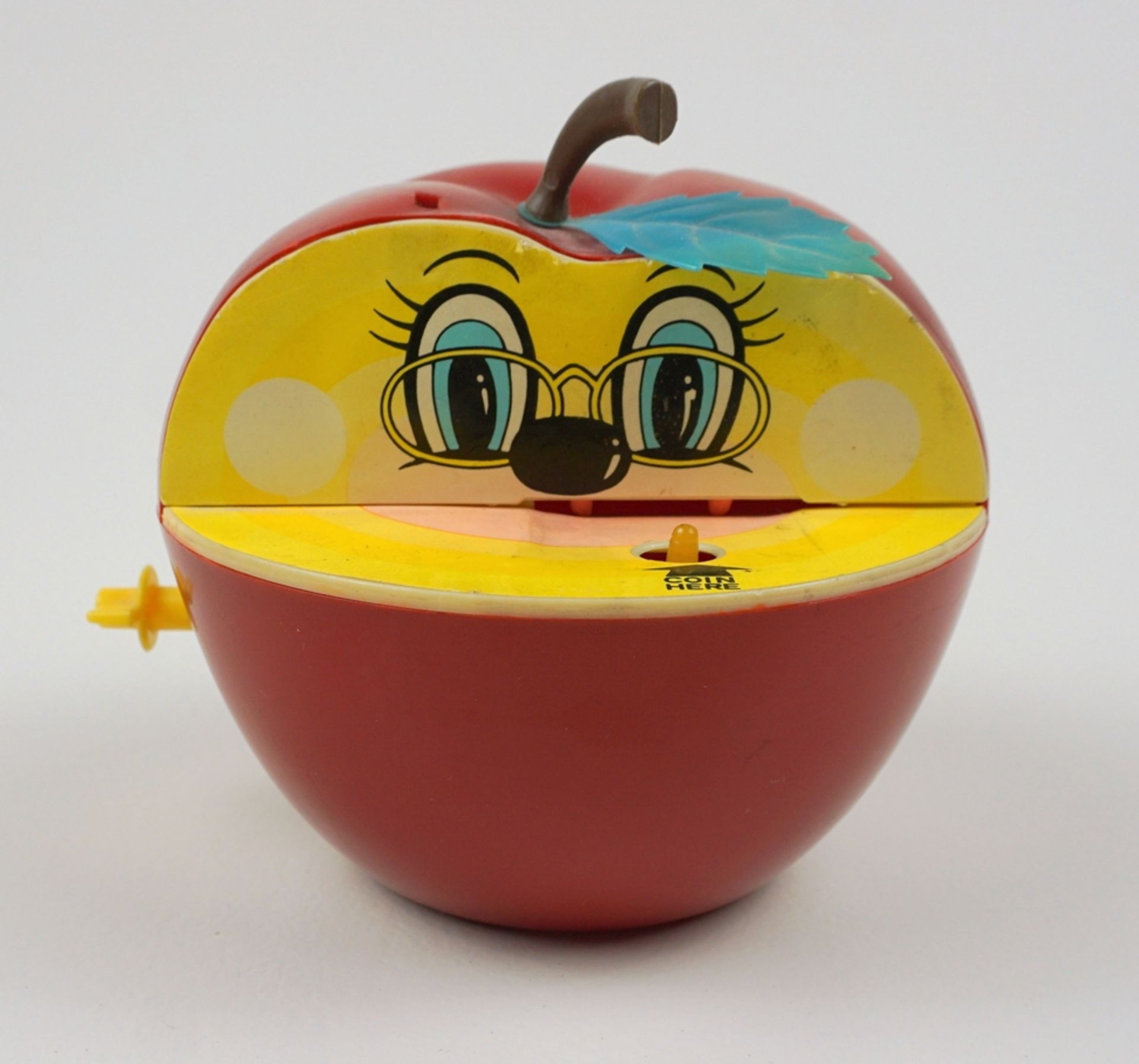 Spardose "Apfel" mit Wurm, Apple Bank, Everlast Toys Nr.0527, Hongkong, 1970er Jahre