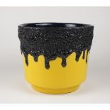 gelber Übertopf mit schwarzer Fat-Lava-Glasur, wohl ROTH-Keramik, 1960er Jahre