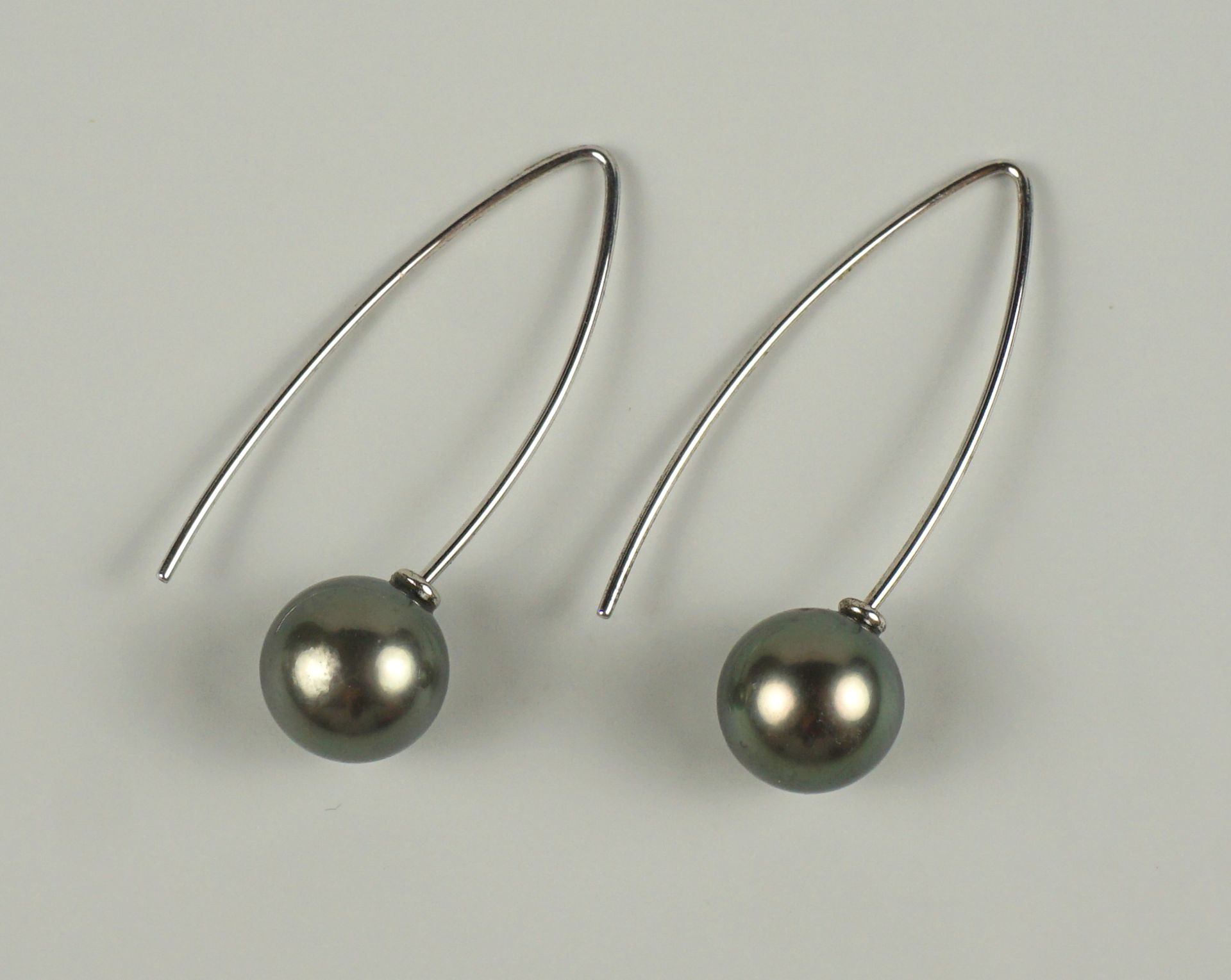 Paar Ohrringe mit grauer Tahiti-Perle, 925er Silber, mit Zertifikat der Firma Christ