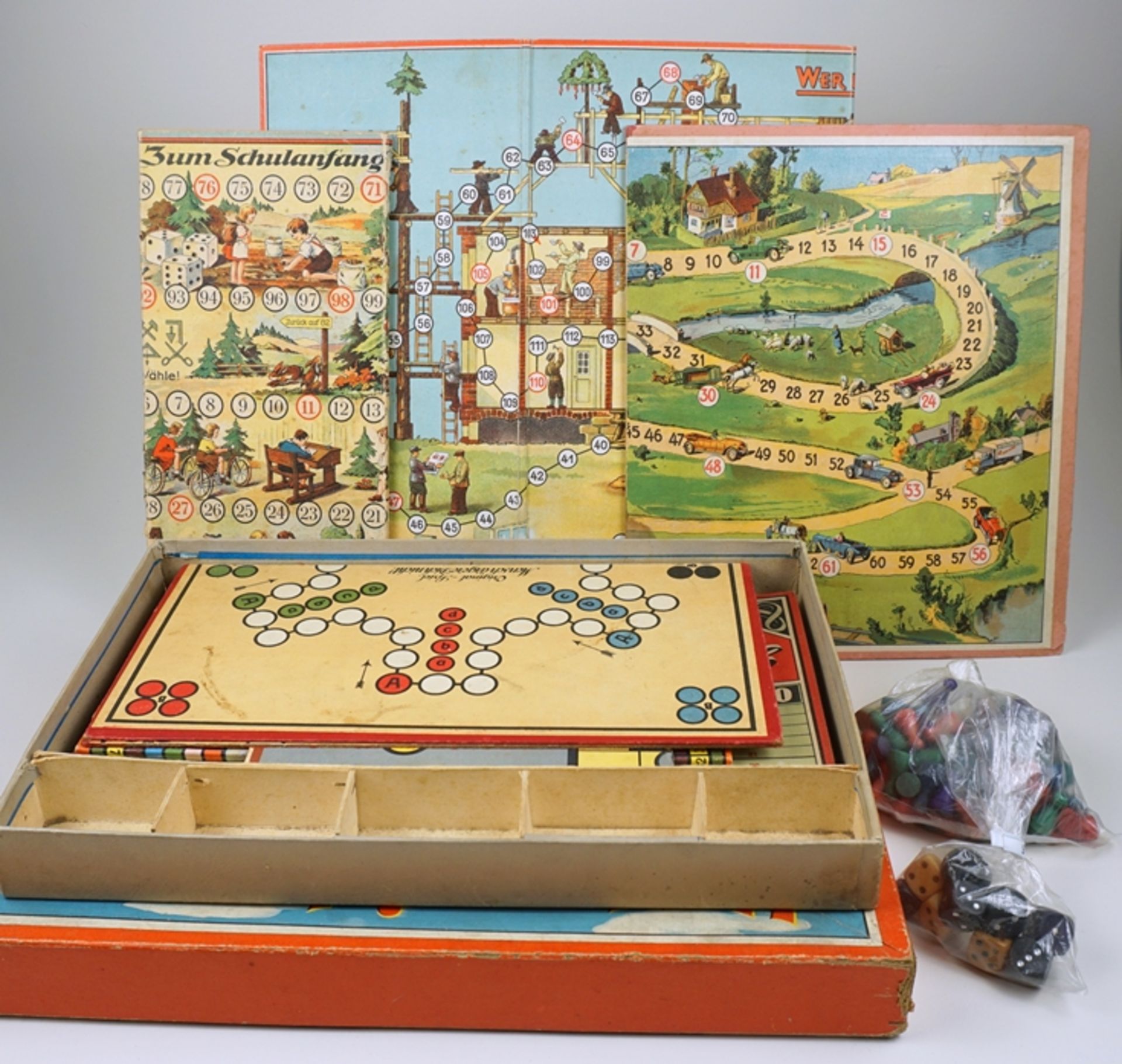 Konvolut Brettspiele, diverse Spielfiguren und 9 Würfel, 1930 bis 1950er Jahre