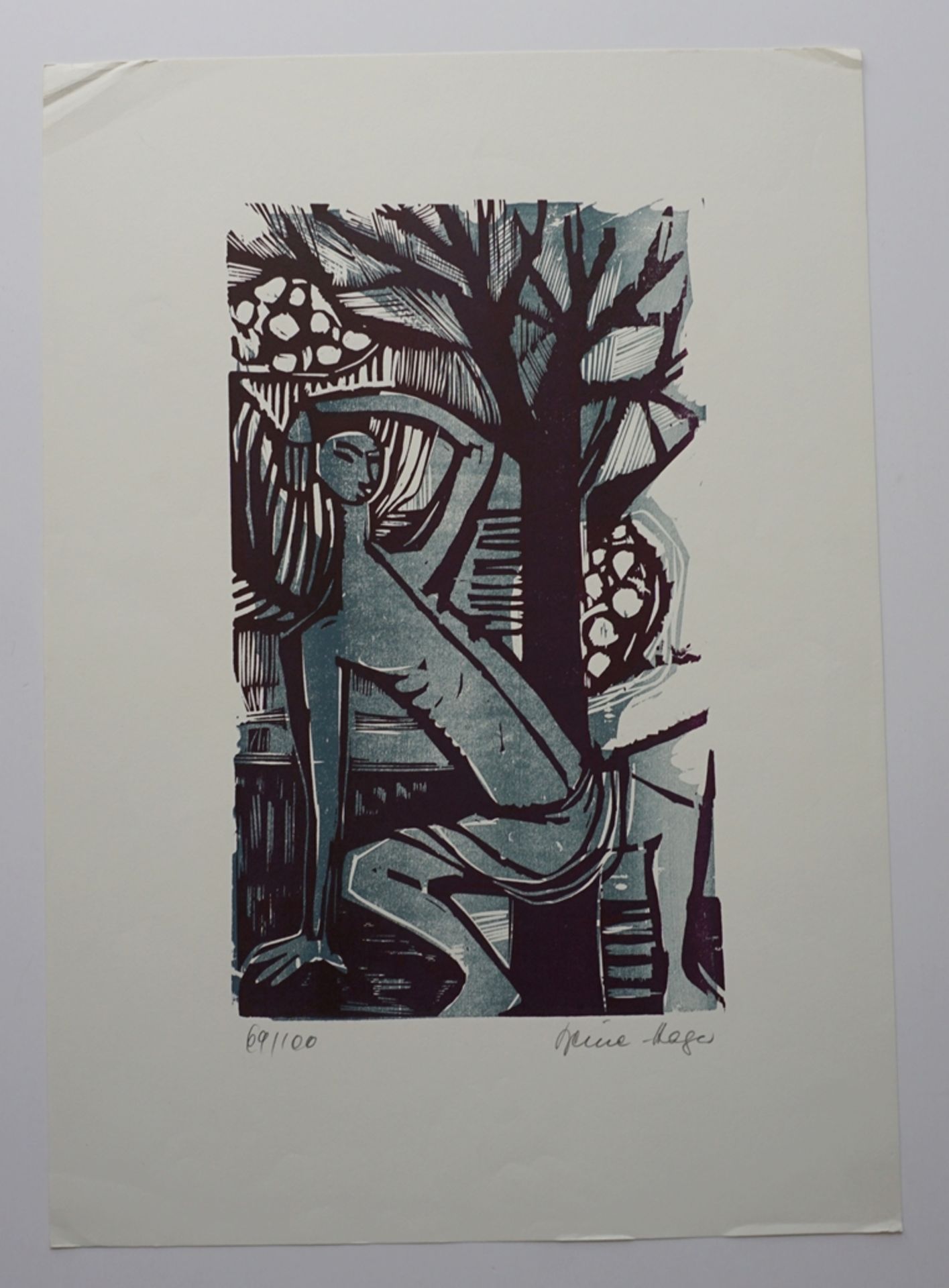 Maria Beine-Hager (1919, Augsburg - 1991, Ansbach), "Vor einem Baum posierende Figur", Farbholzschn