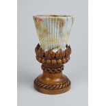 Pokal-Achatglas mit Holzsockel, um 1890