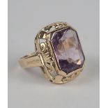 Ring mit amethystfarbenem Stein, 333er Gold