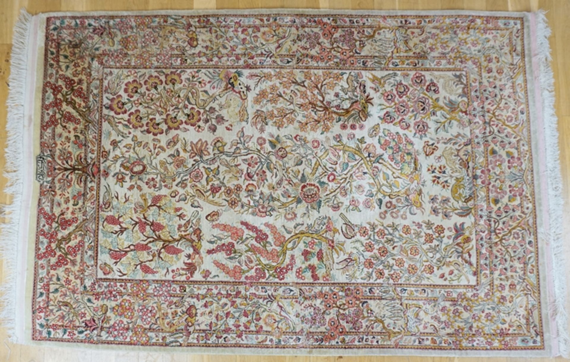 Teppich mit floralem Dekor und Tieren, rosé, Hereke, Seide, signiert